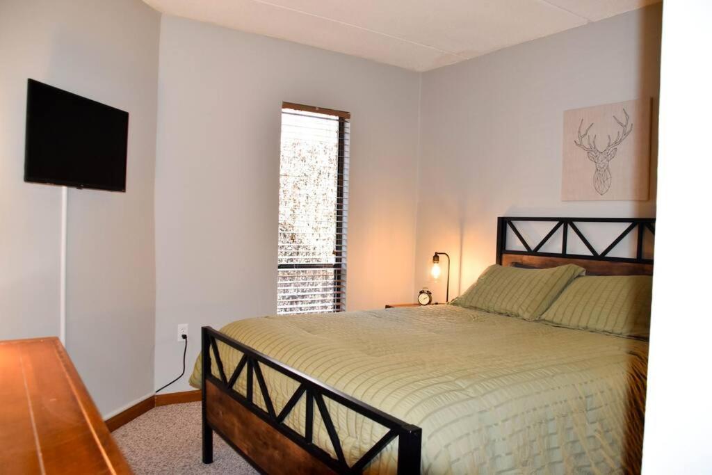 Cozy Mountain Getaway! Mountain Views! 2 Bed, 2 Bath, Sleeps 6 Apartment Gatlinburg Exterior photo