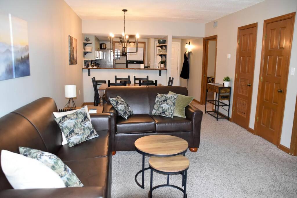 Cozy Mountain Getaway! Mountain Views! 2 Bed, 2 Bath, Sleeps 6 Apartment Gatlinburg Exterior photo