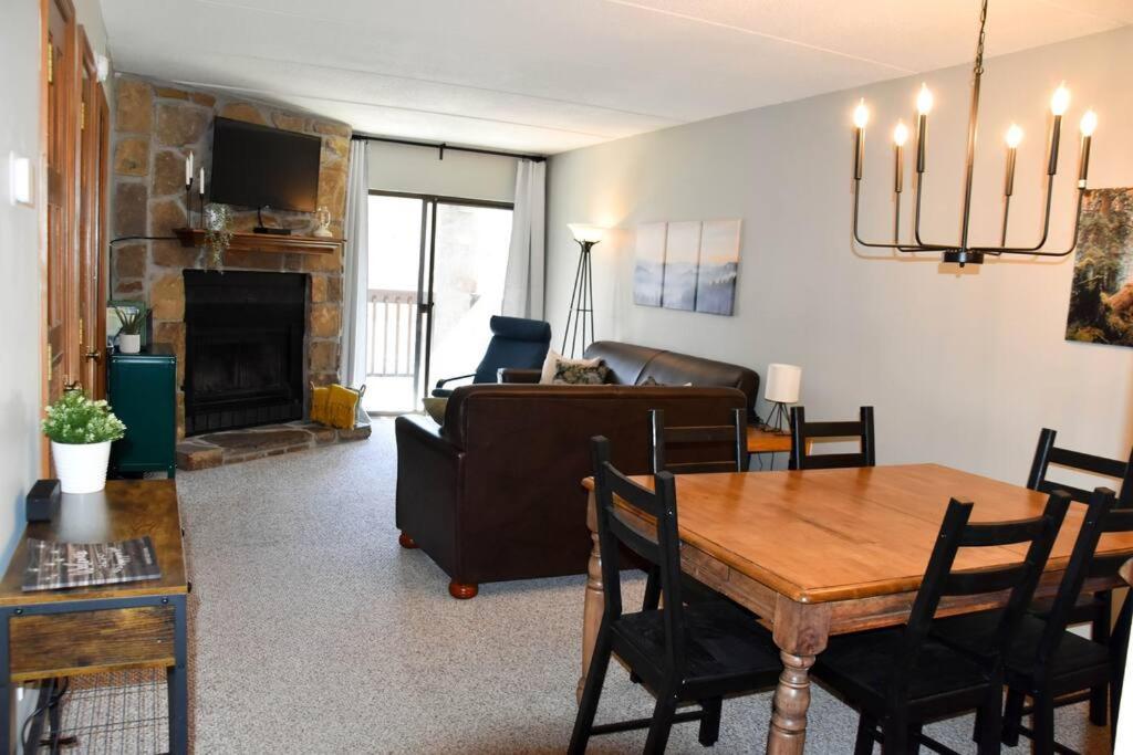 Cozy Mountain Getaway! Mountain Views! 2 Bed, 2 Bath, Sleeps 6 Apartment Gatlinburg Exterior photo