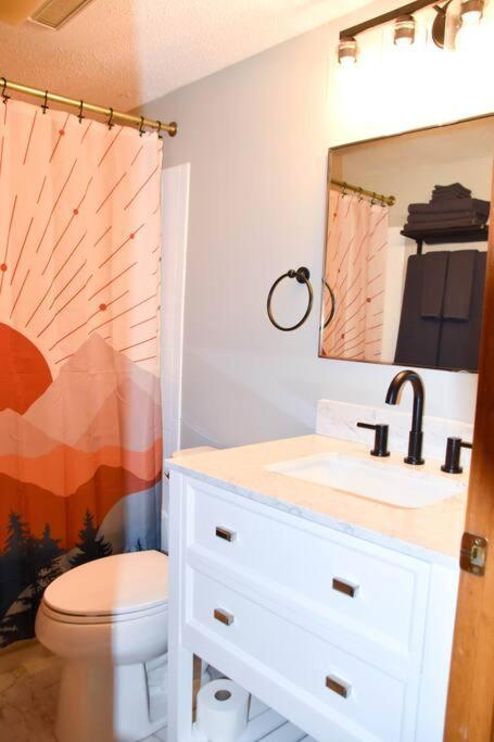 Cozy Mountain Getaway! Mountain Views! 2 Bed, 2 Bath, Sleeps 6 Apartment Gatlinburg Exterior photo