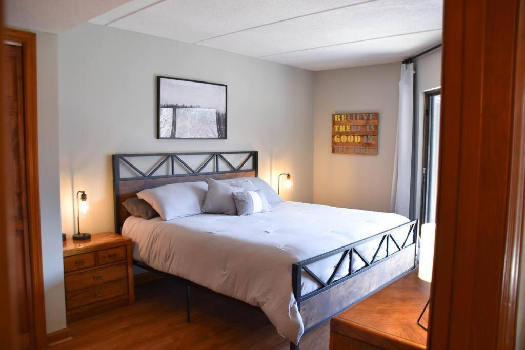 Cozy Mountain Getaway! Mountain Views! 2 Bed, 2 Bath, Sleeps 6 Apartment Gatlinburg Exterior photo