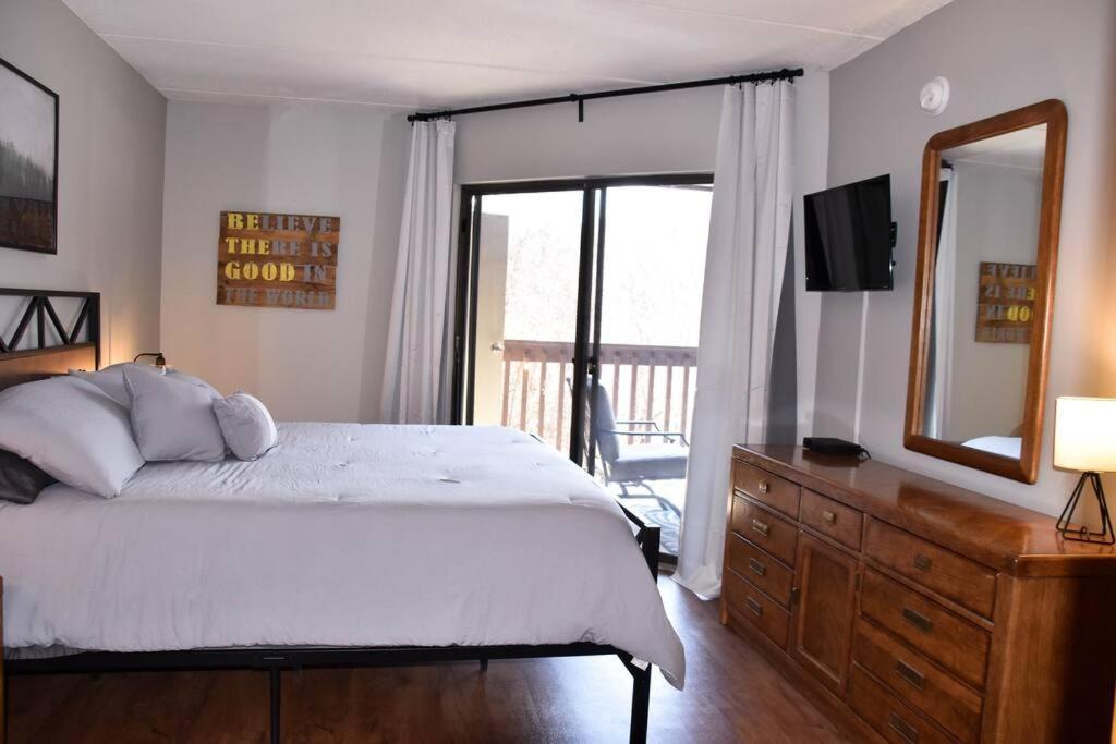 Cozy Mountain Getaway! Mountain Views! 2 Bed, 2 Bath, Sleeps 6 Apartment Gatlinburg Exterior photo