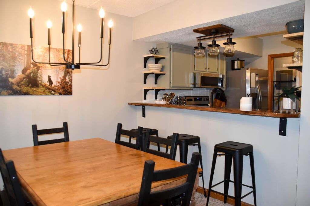 Cozy Mountain Getaway! Mountain Views! 2 Bed, 2 Bath, Sleeps 6 Apartment Gatlinburg Exterior photo